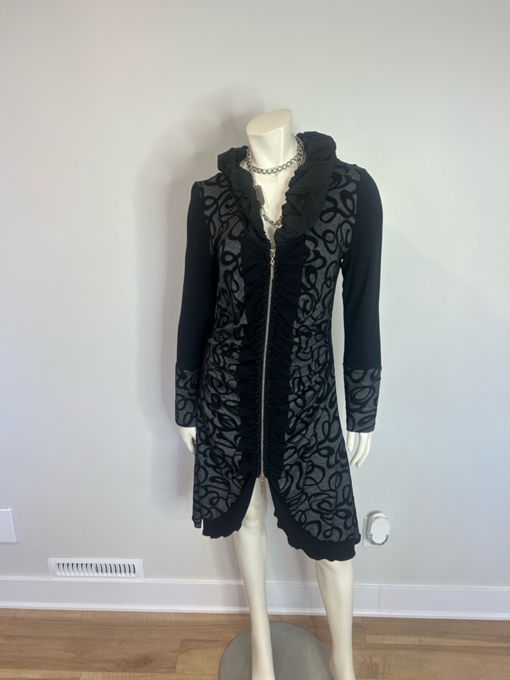 Gorgeous Black and Gray Ruffle-Trim Zip-Front Tunic❤️M - Picture 14 of 14